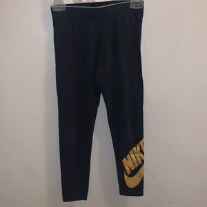 Black and gold Nike leggings, size 6 in girls.